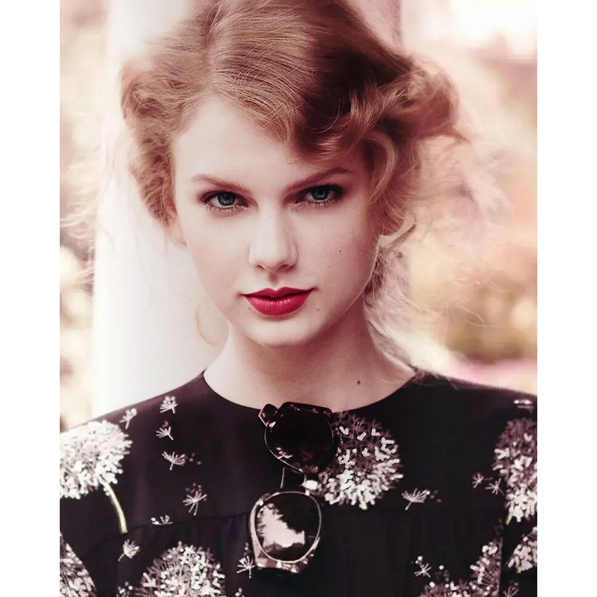 Taylor Swift in Vogue | Diamond Painting - Image 2